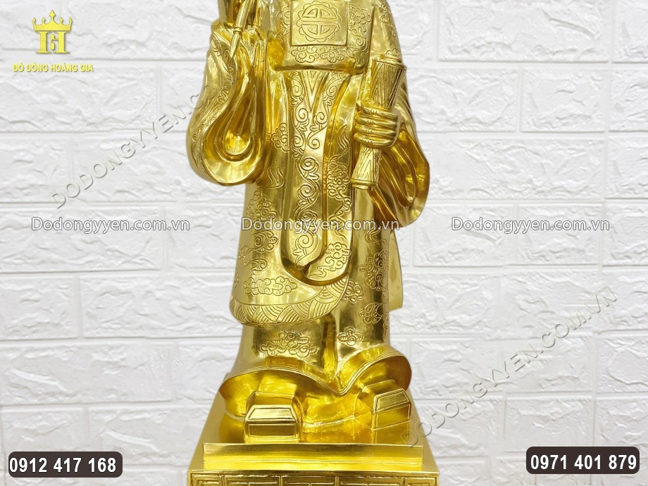 Trang phục &ocirc;ng mặc l&agrave; triều phục, được d&ugrave;ng trong c&aacute;c buổi nh&agrave; vua thiết triều